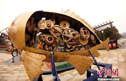 江西一钢铁厂工人废铁造“变形金刚”扮靓工厂