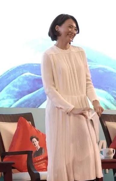  [让人觉得特别]董卿不能说十全十美，素颜脸上也有斑点，更让人觉得真实有气质！
