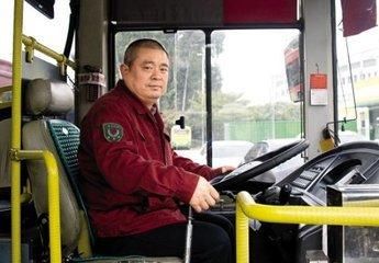  公交车|公交车司机为什么不系安全带不会被罚？看完没人敢不服！