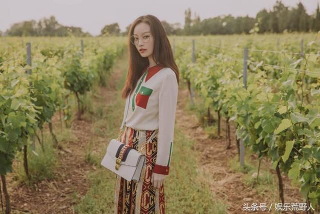 宽松长袖T恤搭配五分裤，倪妮也能凹出街头范，网友：美少女一枚