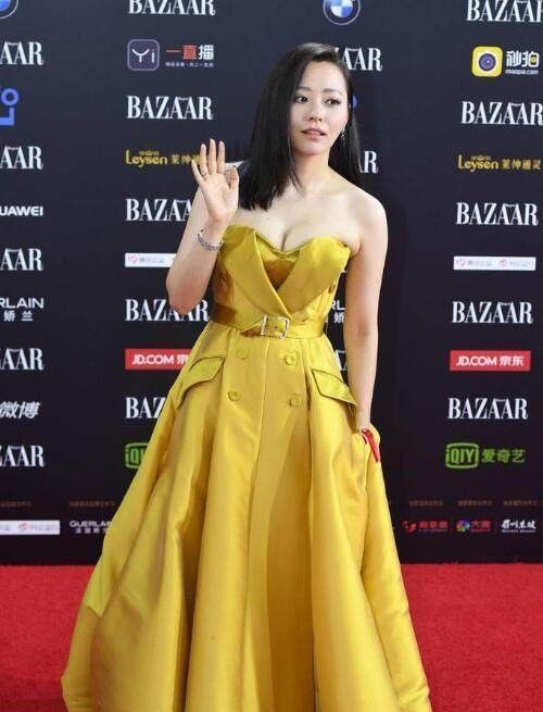 张靓颖为了“抢镜”也太拼了，穿成这样惊艳全场