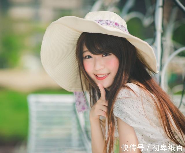 【 大方】小姐姐笑起来优雅大方,街拍:蓝色紧身衣搭配白色短裤