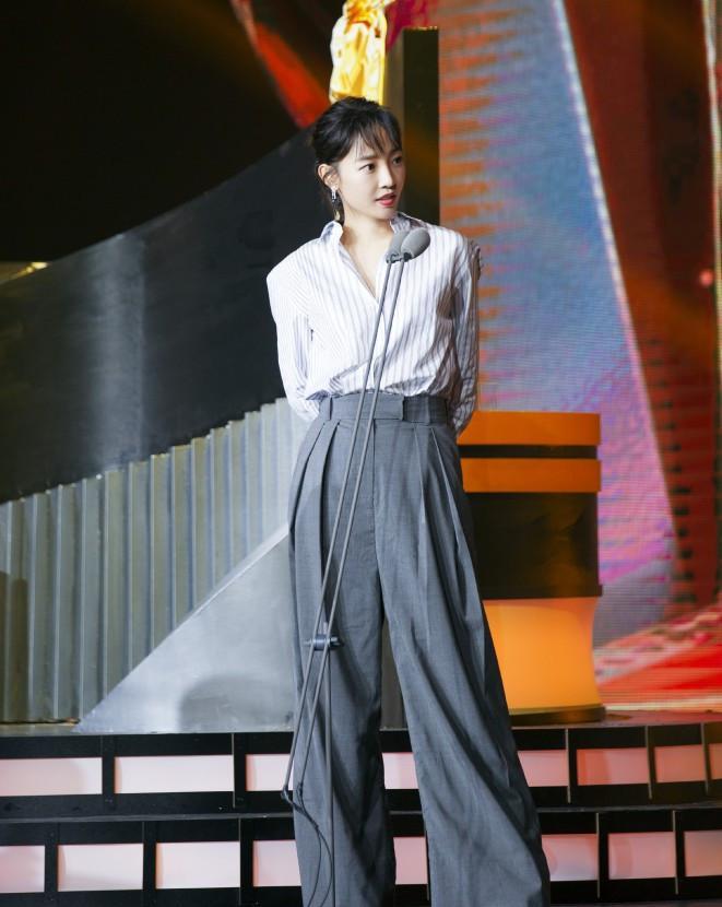 白百何咋这样穿衣，一袭黑裙下只露出一只腿，看上去很是尴尬啊！