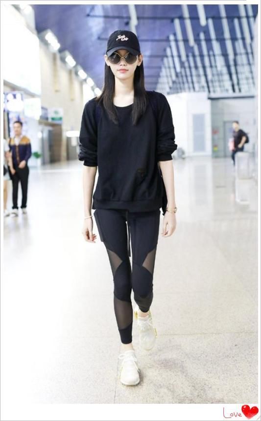 没奚梦瑶的腿就别打底裤外穿了，像刘亦菲一样勒出肌肉腿就尴尬了