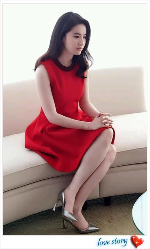 路人镜头下的刘亦菲, 紧身包臀裙超抢眼, 但看到露出的腿我沉默了