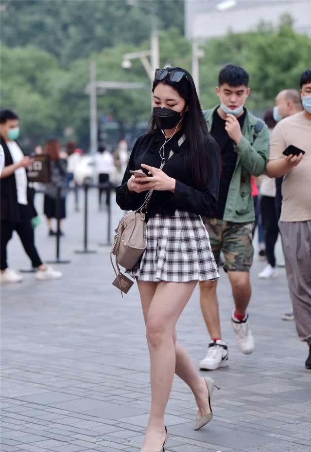  身材比例@春季时尚姑娘的短裙，年轻人喜欢百褶裙，成熟女士喜欢筒裙