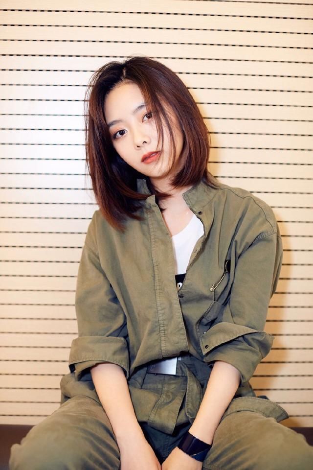 谭松韵蓝色阔腿裤配粉色T恤，28岁嫩回18岁！网友：这发型真抢镜