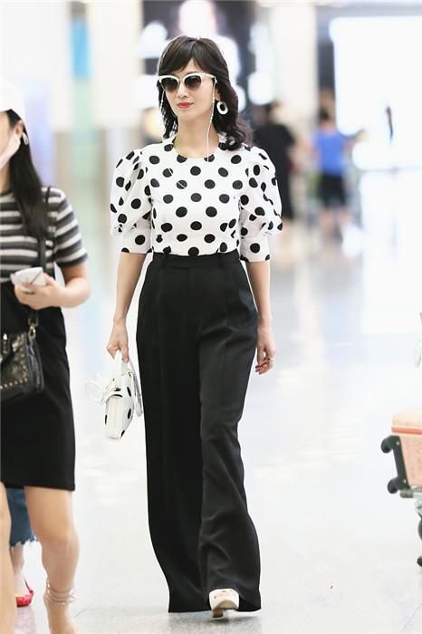 63岁赵雅芝和47岁钟丽缇同穿阔腿裤，终于明白保持身材的重要性