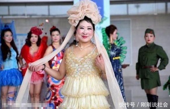 女子用避孕套做了一条裙子，只为宣传预防艾滋病？