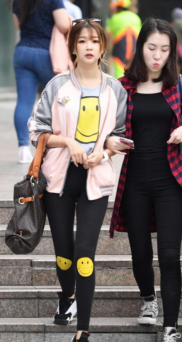 街拍:两个时尚小姐姐一起出街，婴儿肥小姐姐运动紧身裤紧绷有力
