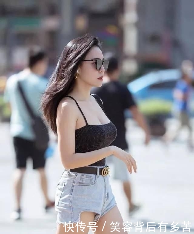 『上搭配一』女性搭配高跟鞋,彰显出婀娜多姿的身材