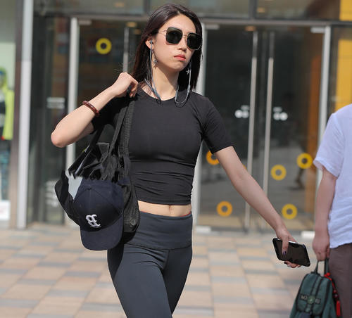 路人街拍,小姐身材丰满迷人,穿上健身服后十分的高挑迷人