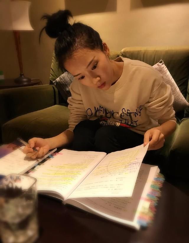 阔太李念《男人装》性感照，似露非露诱惑满分，网友：真有料！