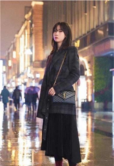  『气质』个性时尚的美女街拍：气质很好的美女，展现女神姿态！