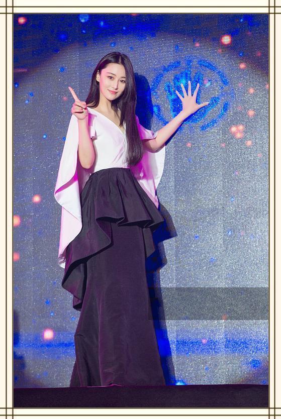 看了张馨予斗篷裙，再看看范冰冰，才知道女王与女孩的差距有多大