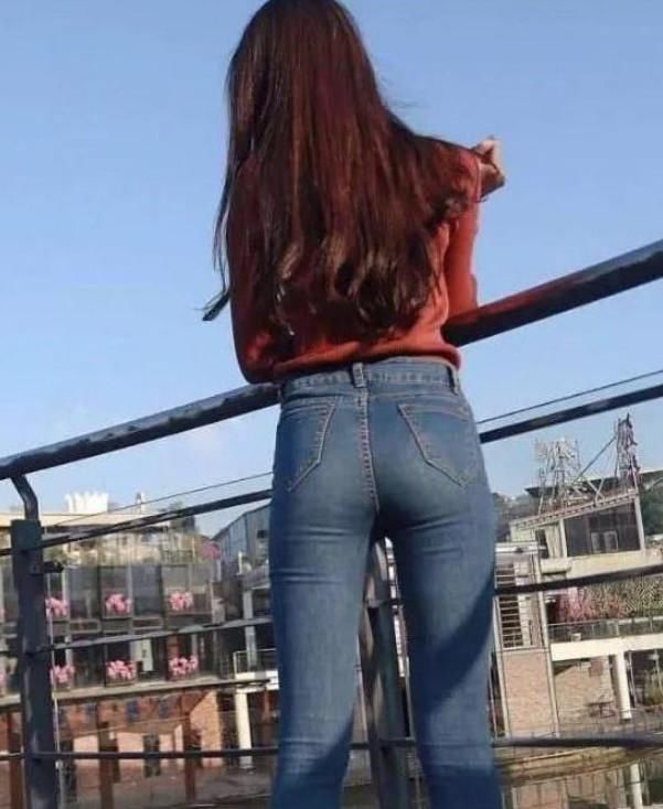 时尚穿搭随着天气渐渐转凉，紧身牛仔裤又到了重新焕发光彩的季节