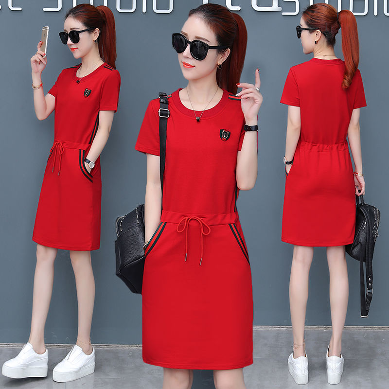 信吗，绝对让你一饱眼福，看下图女人穿的是什么，美丽大方贼洋气