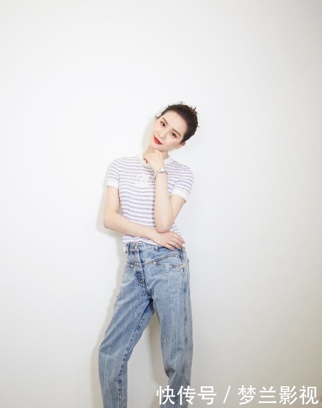 『 开叉』穿蓝色开叉长裙秀美腿，宁静淡雅，刘诗诗真的是“气质女神”