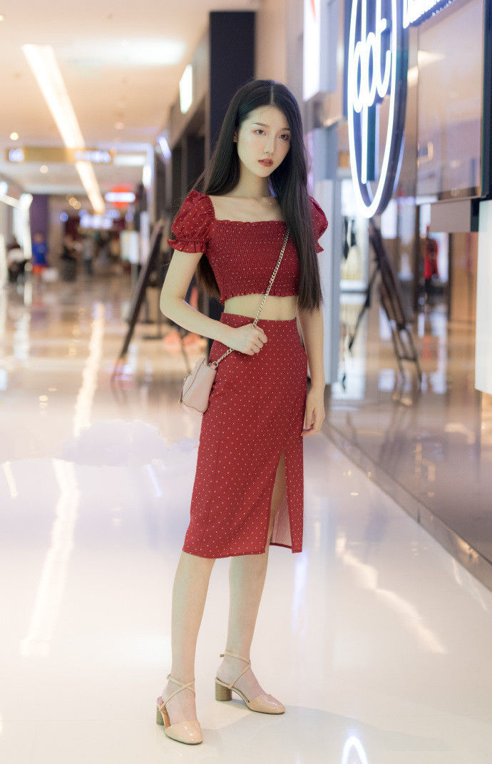 漂亮的小姐姐长发飘飘，含蓄的纹身有一种隐约美!