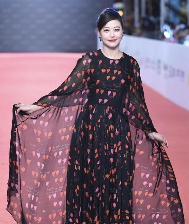 『女人』上了年纪的女人,穿红色连衣裙更有高级感