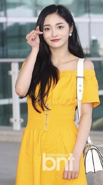 周洁琼和秀智同穿黄色上衣，网友：一个女神一个路人