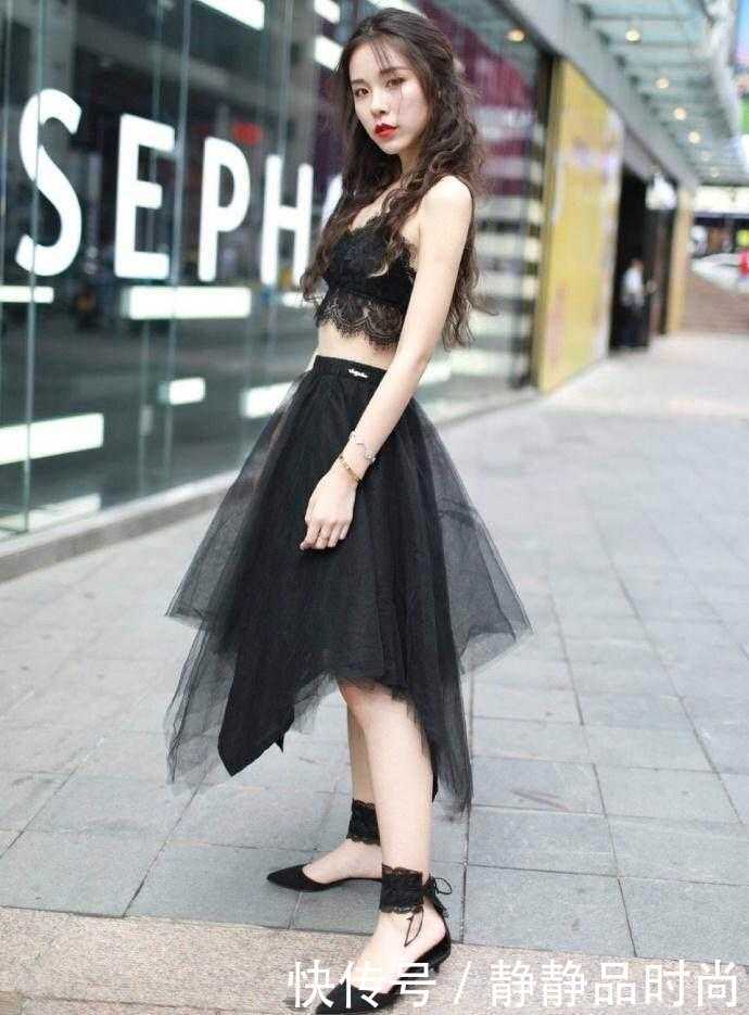 街拍: 薄纱裙出街的妹子, 上身穿的是什么?