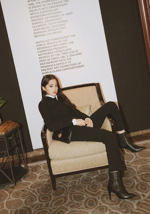 品牌50周年纽约时装秀，孙菲菲、李冰冰台上台下助阵，美艳绝伦！