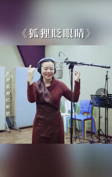  #暗红色#再被龚琳娜新歌洗脑，穿“无痕裙”真能扭，勒这么紧仍没一丝赘肉