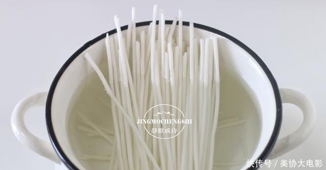 【冬天】冬天最该吃的菜,下饭杀菌,遇热即熟,和粉条一起烧,给啥也不换!