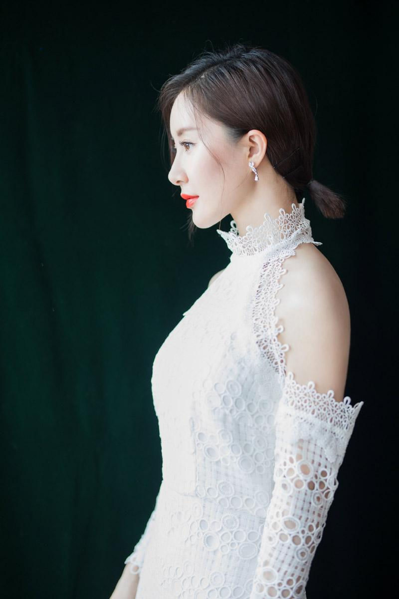 31岁舒畅一袭白色镂空长裙出席某代言活动，气质优雅，女人味十足