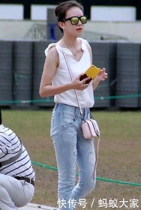  『气质』美女街拍：天生丽质的小姐姐，散发出女神气质，身材真好看！
