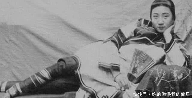 『老照片』晚清老照片青楼女子倚窗娇媚,最美妃子艳压一众明星