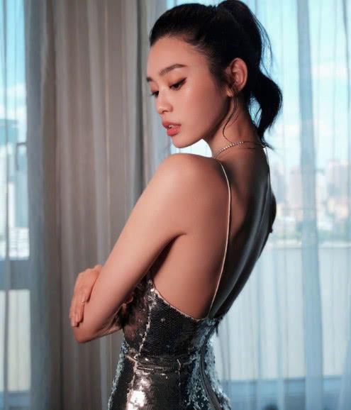 奚梦瑶V领吊带裙，铆钉加身，好身材羡煞旁人，网友:能好好穿衣服