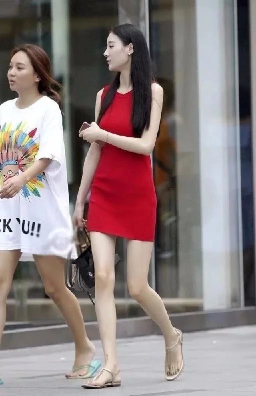 女神级气质小姐姐，大红色包臀裙勾勒浑圆曲线