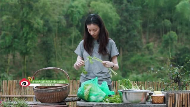 baby玩手机遭刘纯燕打脸?想吃爆米花却被抓包假吃,网友:演技棒