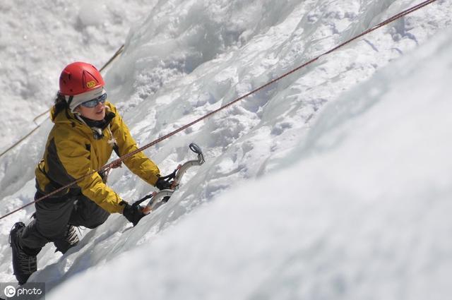 这里被称为“中国北方的攀冰胜地”，山峰雄伟，潭瀑众多