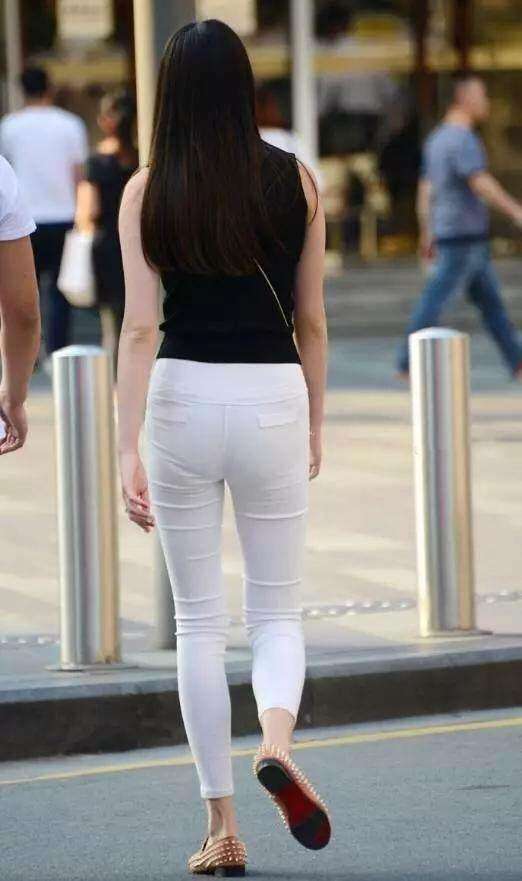 街拍: 若隐若现的白色紧身裤, 好像忘记穿什么了吧?