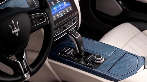  『汽车』汽车跨界时尚圈:你见过车头车尾是渐变色的车