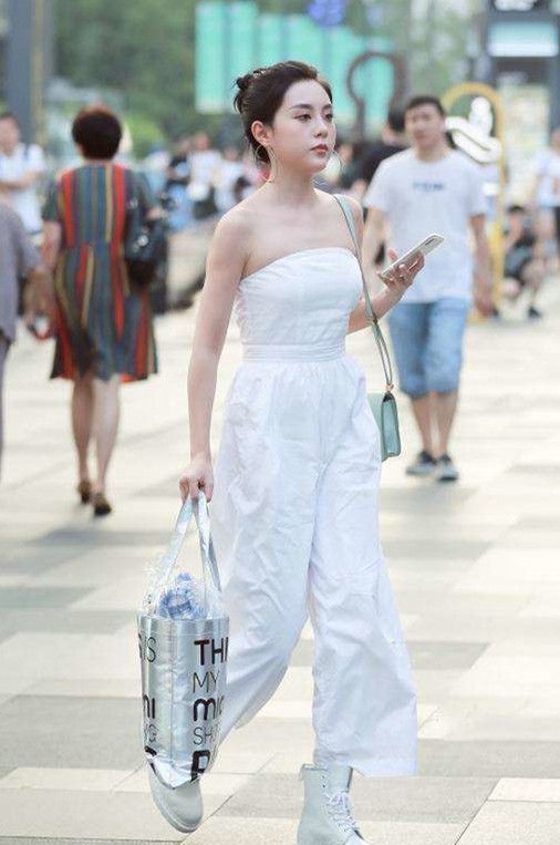  [单肩]街拍：美女身穿黑色单肩裹身裙，随风飘扬的长发，十分夺人眼球
