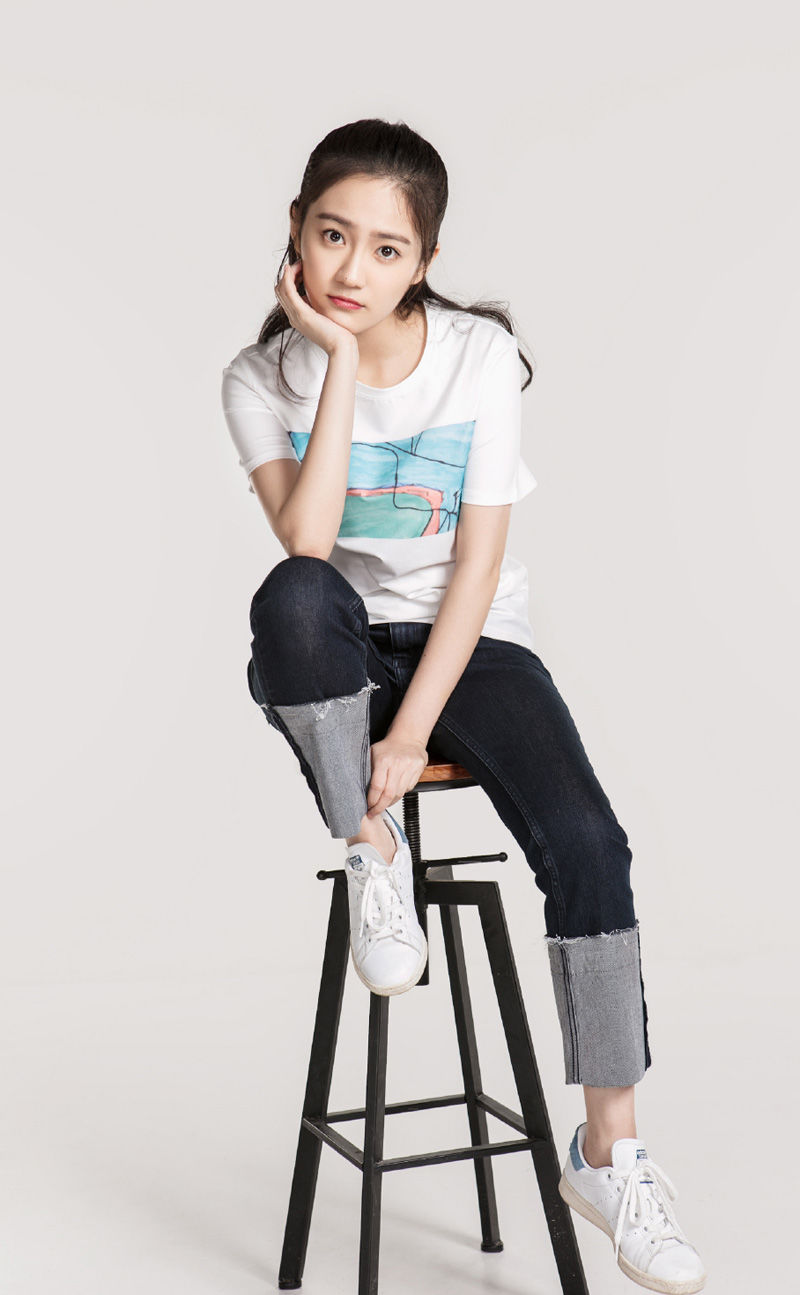 汤梦佳甜美写真图集，时尚气质，青春可人!