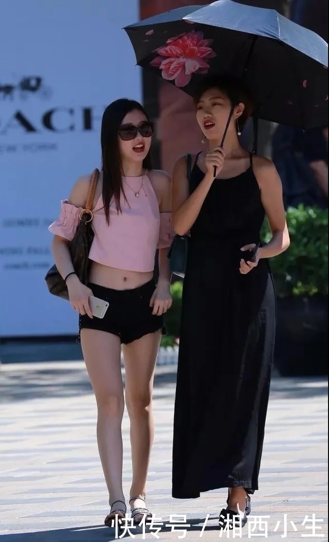 街拍：炎炎烈日的夏天，热裤配上凉高跟可以说是美女们最喜爱的搭