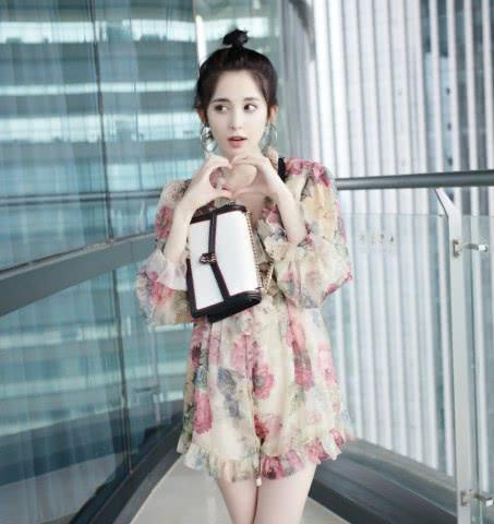 古力娜扎这裙子平平无奇，加上14颗“黑棋”却时尚爆表！给跪了！