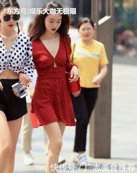 美女■街拍:娇小玲珑的美女,一件格子上衣配打底裤,时尚性感靓丽气息