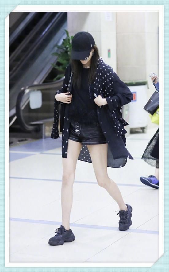 看了关晓彤穿星星装，再看看张韶涵，网友:真嫩还是装嫩一目了然