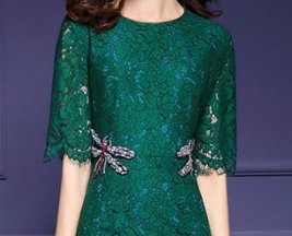 这蕾丝裙刚出来，妈妈把旗袍全扔了，款款漂亮，哪像50岁中年人