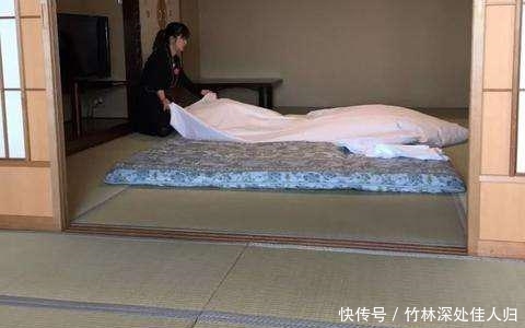 中国游客：为什么日本人都喜欢睡在地板上？导游：你应该想不到！