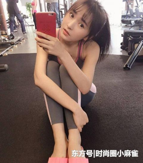  漂亮■街拍：光彩漂亮的小姐姐，搭配打底裤，塑造出时尚魅力！