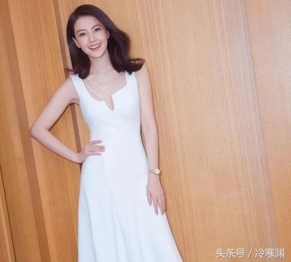 38岁高圆圆现身活动，穿深V连衣裙，网友:赵又廷看了要吃醋喽!