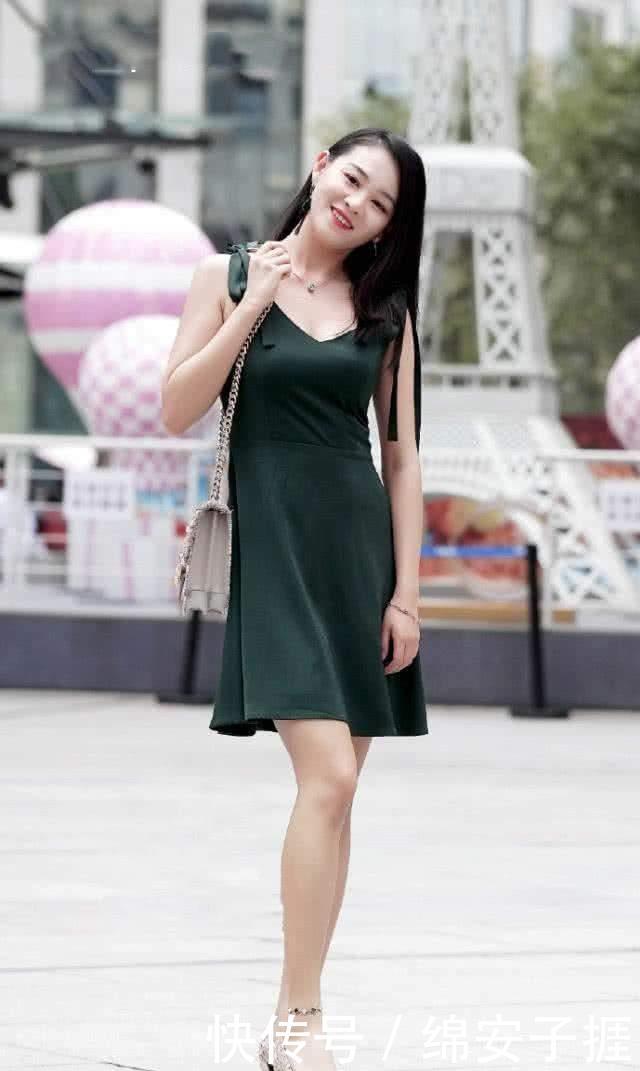  #好看#街拍：灰色针织上衣搭配牛仔短裤，小姐姐随意扎起的头发很好看