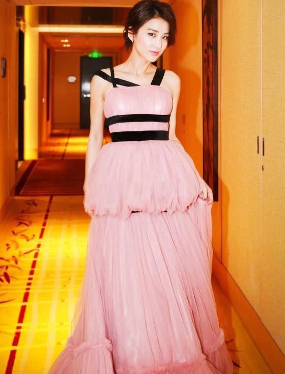 黄圣依现身机场，穿一袭黄裙真耀眼，肚子凸起是啥情况?